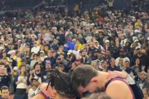 冲击四年3冠失败！康大主帅丹·赫尔利赛后拥抱两位爱徒